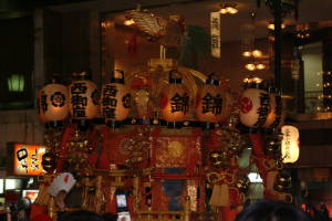 夜の祇園祭の神輿